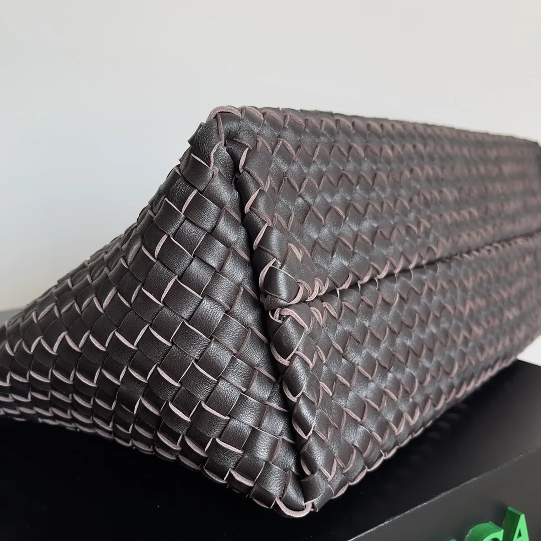 Batch 2860 Classic returns... (large size 51cm) • Cabat, born in 2001, is one of the most iconic styles of the Bottega Veneta workshop. The whole bag is made of top-grade imported lambskin. There is no exposed logo on the whole bag, but with the classic wide woven elements, you can tell who it belongs to at a glance! Can be carried on one shoulder, very practical! Style number: 608811 Size: 51*18*28